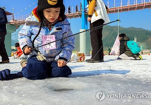 Un niño disfruta de la pesca en el Festival Hwacheon Sancheoneo Ice de 2025, uno de los eventos de invierno más populares de Corea del Sur, en esta foto proporcionada por los organizadores del evento. (Foto no a la venta) (Yonhap) 