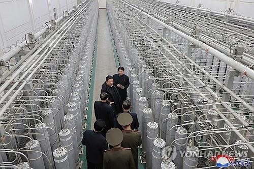 El líder norcoreano Kim Jong-un (segundo de la parte superior) inspecciona una base de producción de materiales nucleares con funcionarios en esta foto publicada por la Agencia Central de Noticias de Corea el 29 de enero de 2025. (Solo por uso en la República de Corea. Sin redistribución ) (Yonhap)