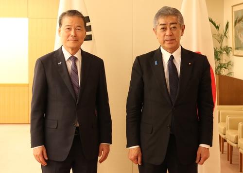 South Korean Unification Minister Kim Yung-ho (L) poses for a photo with Japanese Foreign Minister Takeshi Iwaya ahead of their meeting in Tokyo on April 10, 2025. (Yonhap)
