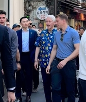 (LEAD) Social media posts show ex-U.S. President Clinton apparently sightseeing in central Seoul