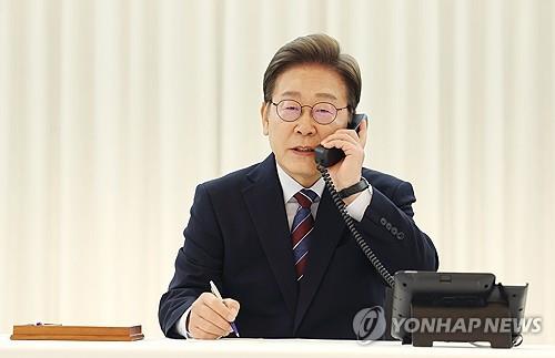 President Lee Jae-myung speaks with U.S. President Donald Trump by phone from his official residence in Seoul on June 6, 2025. (Yonhap)