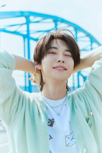 K-POPボーイズグループNCTのドヨンがSMエンターテインメント提供の写真に写っている。(写真は非売品) 