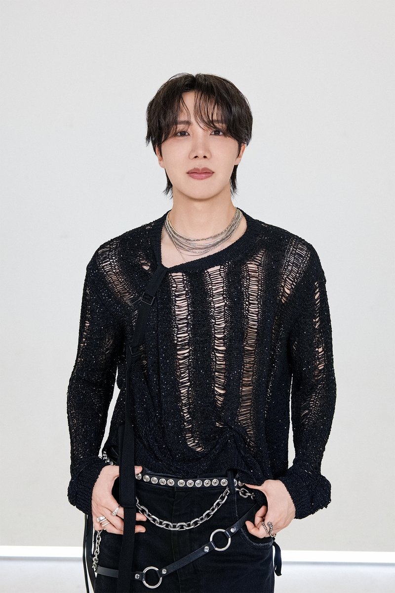 BTSのJ-HOPEがBigHit Musicから提供された写真に写っている。