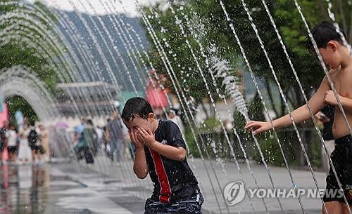  Seoul hit by season's 1st heat wave advisory, tropical night