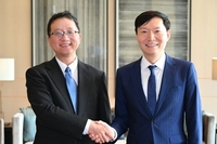 (LEAD) S. Korea, China discuss APEC cooperation, steel structures in Yellow Sea