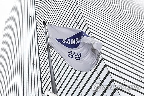 (LEAD) Samsung Electronics Q2 net nearly halves due to sluggish chip biz