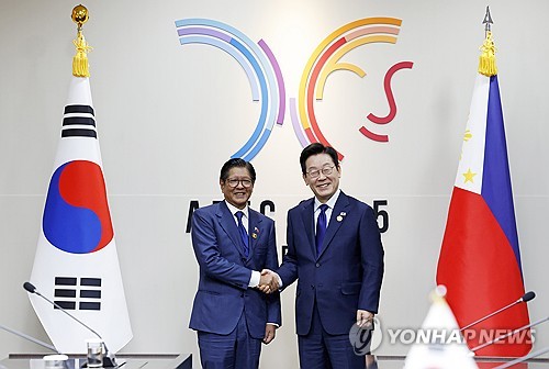 [APEC 2025] Lee, Philippine president discuss bolstering ties