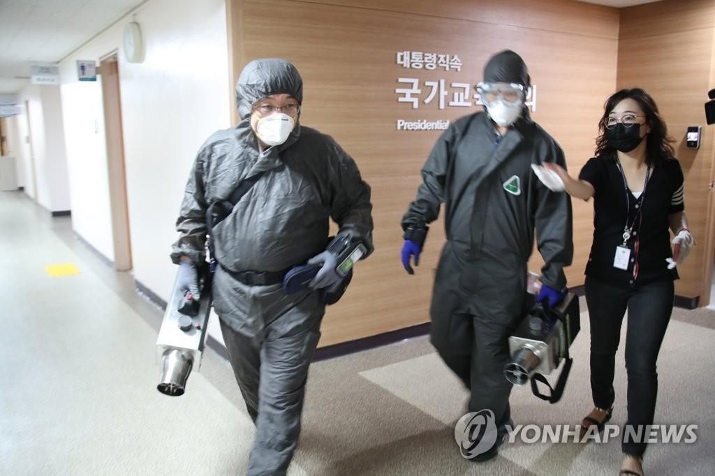 Une opération de désinfection se déroule dans le complexe gouvernmental au centre de Séoul, le vendredi 24 juillet 2020, après qu'un fonctionnaire travaillant dans le bâtiment a été testé positif au nouveau coronavirus (Covid-19).