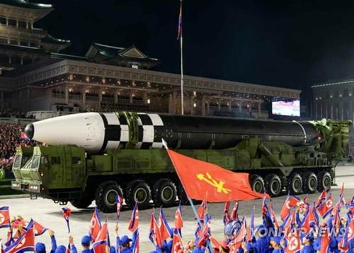 La Corée du Nord a dévoilé un nouveau missile balistique intercontinental (ICBM) durant la parade militaire tenue à Pyongyang pour marquer le 75e anniversaire de la fondation du Parti du travail, a rapporté le samedi 10 octobre 2020 la Télévision centrale nord-coréenne (KCTV). (Utilisation en Corée du Sud uniquement et redistribution interdite)