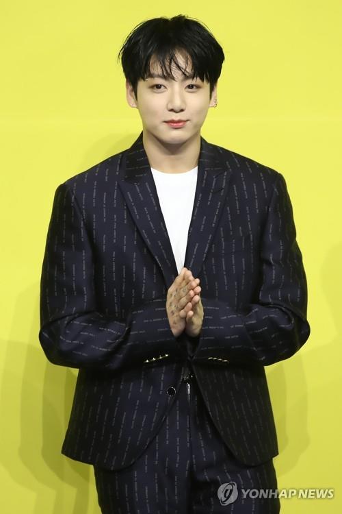 Le membre de BTS Jungkook pose lors d'une conférence de presse pour le nouveau single numérique du groupe «Butter» à Séoul, le 21 mai 2021.