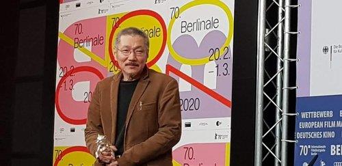 Le réalisateur sud-coréen Hong Sang-soo assiste à une conférence de presse le samedi 29 février 2020 à Berlin après avoir remporté l'Ours d'argent du meilleur réalisateur au festival international du film de Berlin pour «The Woman Who Ran».