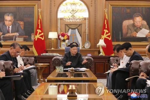 Le secrétaire général du Parti du travail nord-coréen Kim Jong-un a convoqué le lundi 7 juin 2021 une réunion des secrétaires et des directeurs du Comité central du Parti et des secrétaires des comités provinciaux, a rapporté le lendemain l'Agence centrale de presse nord-coréenne (KCNA). A gauche du leader nord-coréen, se trouve Kim Tok-hun, Premier ministre, et à droite Choe Sang-gon, secrétaire du Parti. Cette réunion a été convoquée pour discuter de l'économie du pays et de la vie du peuple avant l'ouverture de la réunion plénière du Comité central, d'après la KCNA. (Utilisation en Corée du Sud uniquement et redistribution interdite)