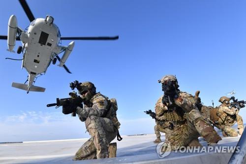 Des militaires effectuent un exercice sur les îlots sud-coréens de Dokdo, situés à l'extrême est de la mer de l'Est, afin de dissuader les intrusions. (photo d'archives)