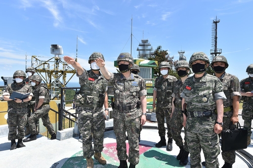 Le chef du JCS visite des unités militaires sur l'île de Yeonpyeong