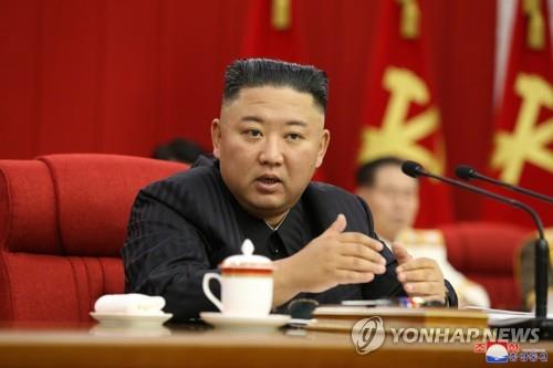Le leader nord-coréen Kim Jong-un préside le troisième jour de la troisième réunion plénière du 8e Comité central du Parti du travail le jeudi 17 juin 2021, pour discuter de la stratégie et de l'orientation politique du pays envers les Etats-Unis, sur cette photo fournie par l'Agence centrale de presse nord-coréenne (KCNA). (Utilisation en Corée du Sud uniquement et redistribution interdite)