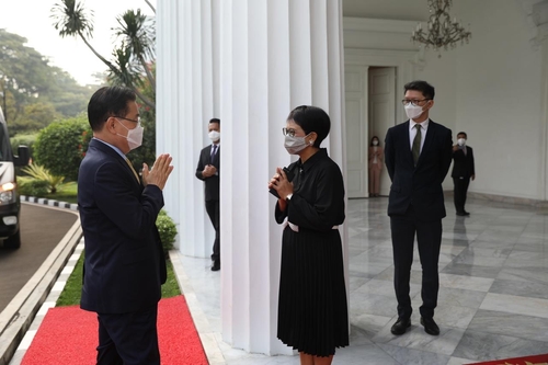 Chung Eui Yong et Retro Masurdi. (Photo forunie par l'ambassade de Corée du Sud en Indonésie. Revente et archivage interdits) 