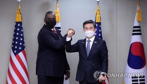 Le ministre sud-coréen de la Défense Suh Wook (à dr.) et son homologue américain, Lloyd Austin, posent pour une photo avant leur entretien au ministère de la Défense à Séoul, le 17 mars 2021. (Pool photo)