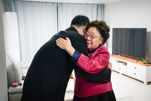 Rencontre entre le vice-ministre des Affaires étrangères Choi Jong-kun et la victime de l'esclavage sexuel Lee Yong-soo à Daegu le 29 novembre 2021. (Photo fournie par le ministère des Affaires étrangères. Revente et archivage interdits) 