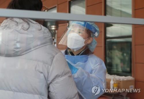 Un agent de santé effectue un test de dépistage du nouveau coronavirus (Covid-19) dans la ville méridionale de Changwon, le 2 février 2022.