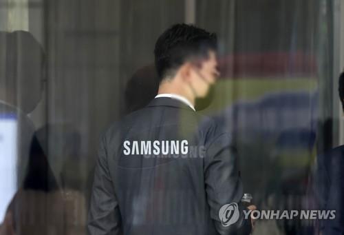 Un homme entre dans les locaux de Samsung Electronics Co. dans le sud de Séoul, le 11 avril 2022. (Yonhap)