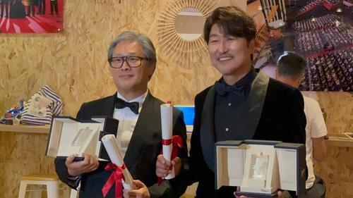 Cannes 2022 : Yoon Suk-yeol félicite le réalisateur Park Chan-wook et l'acteur Song Kang-ho