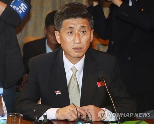 Pak Yong-il, à la tête de la délégation nord-coréenne et vice-président du Comité pour la réunification pacifique du pays (CPRC), prend la parole le 22 juin 2018 lors d'une réunion des Croix-Rouge dans un hôtel au mont Kumgang.