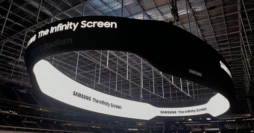 Photo fournie par Samsung Electronics Co. le 11 février 2022 montrant son écran Infinity Screen installé au SoFi Stadium en août 2020. (Archivage et revente interdits)