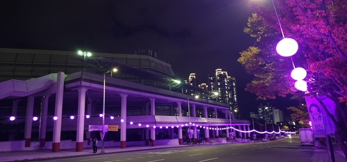 La rue devant l'Asiad Main Stadium est éclairée de violet. (Photo fournie par la mairie de Busan. Revente et archivage interdits)
