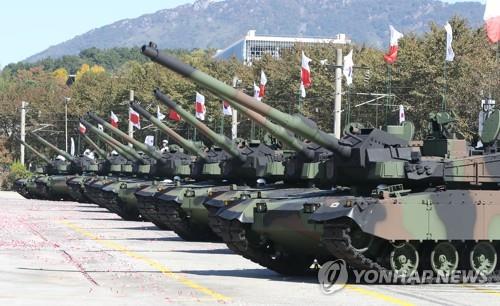 Des chars de bataille K2 sont exposés chez Hyundai Rotem à Changwon, dans la province du Gyeongsang du Sud, le mercredi 19 octobre 2022, lors de la cérémonie marquant la sortie de 10 tanks K2 pour l'exportation vers la Pologne. 