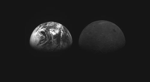 La Terre (à g.) et la Lune sont photographiées grâce à une caméra à bord de l'orbiteur lunaire Danuri le lundi 28 novembre 2022. (Photo fournie par le ministère de la Science et des TIC. Revente et archivage interdits) 