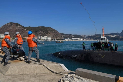 L'USS Springfield, sous-marin à propulsion nucléaire américain, arrive à la base navale de la ville portuaire de Busan, dans le sud-est de la Corée du Sud. (Photo provenant du compte sur un réseau social de la 7e flotte américaine. Revente et archivage interdits)