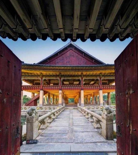 Gyeonghoeru, le pavillon à l'intérieur du palais de Gyeongbok qui a été utilisé pour des banquets royaux et des occasions spéciales durant la dynastie Joseon. (Photo fournie par l'Administration du patrimoine culturel coréen, CHA. Revente et archivage interdits)