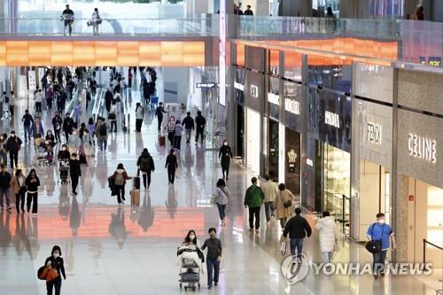 Des personnes sont dans la zone hors taxes du terminal 2 de l'aéroport international d'Incheon, à l'ouest de Séoul, le jeudi 2 mars 2023. 