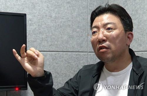 Ra Deok-yeon, un des principaux suspects dans une affaire de manipulation des cours de Bourse, répond à des accusations lors d'une interview accordée à Yonhap News TV à Séoul, le 1er mai 2023. (Revente et archivage interdits)