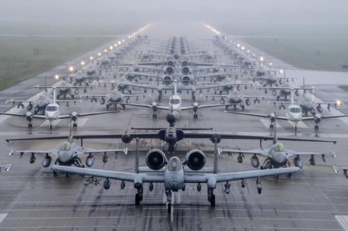 Des avions de combat participent à un exercice sur cette photo capturée sur le compte Facebook de la 7th Air Force des Etats-Unis. (Revente et archivage interdits)