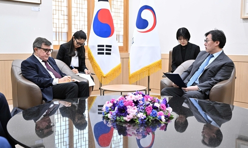 Le vice-ministre des Affaires étrangères Chang Ho-jin (à droite), s'entretient avec l'ambassadeur de Russie, Andrey Kulik, à Séoul le 19 septembre 2023. (Photo du ministère des Affaires étrangères. Archivage et revente interdits)
