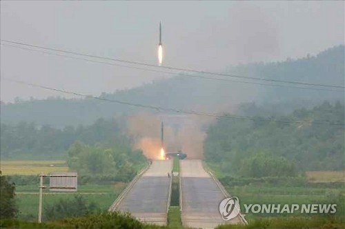 北朝鮮が公開したミサイル発射の模様＝（聯合ニュース）