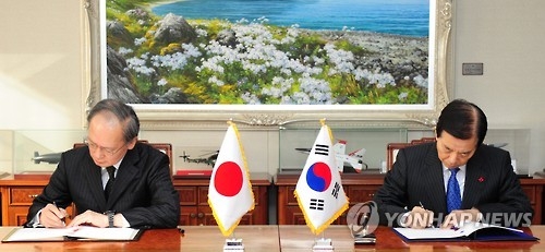 協定に署名する韓長官（右）と長嶺大使（国防部提供）＝２３日、ソウル（聯合ニュース）