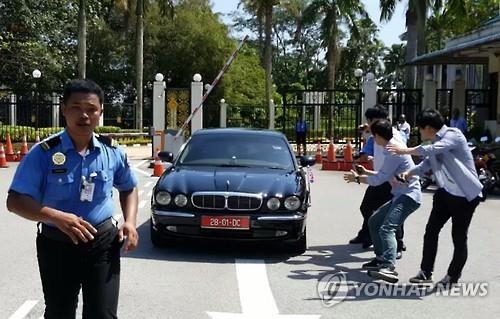 マレーシア外務省に入るカン・チョル駐マレーシア北朝鮮大使の車両＝２０日、クアラルンプール（聯合ニュース）