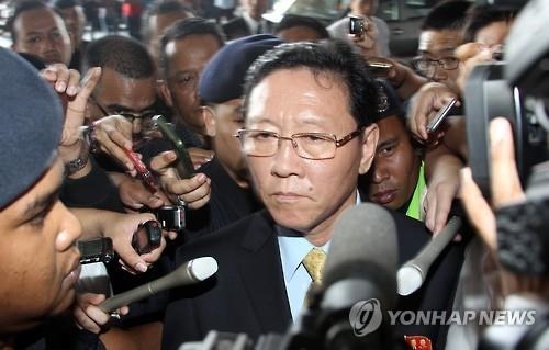 マレーシア追放の北朝鮮大使　北京到着