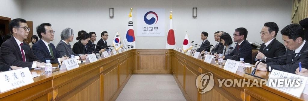 韓日外相会談の様子＝１１日、ソウル（聯合ニュース）