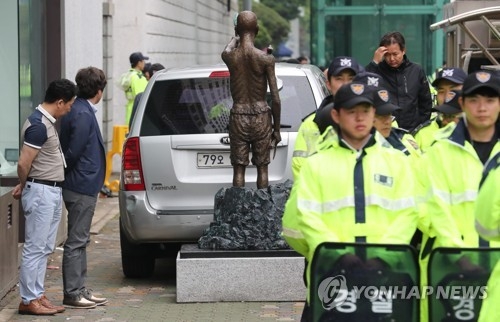 日本総領事館近くの歩道に置かれている労働者像＝２日、釜山（聯合ニュース）
