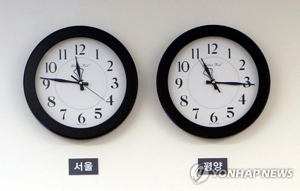 ４月の南北首脳会談の会場にかけられていた時計。左がソウル、右が平壌の時間を示す（資料写真）＝（聯合ニュース）