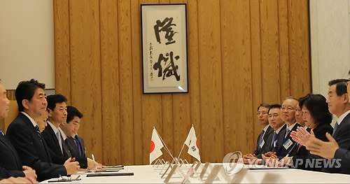 韓国経済人の表敬訪問を受ける安倍首相（左列、手前から２人目）＝１４日、東京（聯合ニュース）