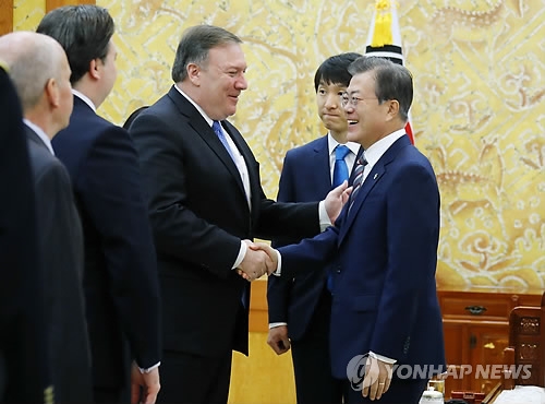 握手を交わすポンペオ氏と文大統領＝１４日、ソウル（聯合ニュース）