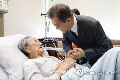 １８年１月４日、入院中の金さんに言葉をかける文大統領（青瓦台提供）＝（聯合ニュース）