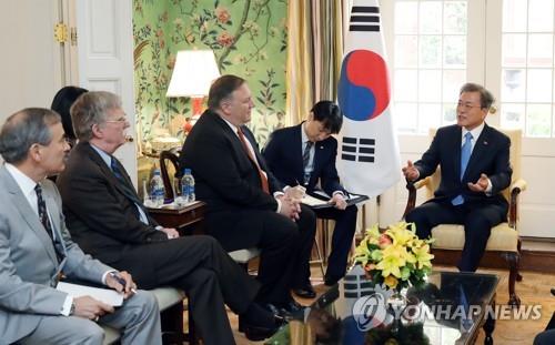 文大統領　米国務長官らと面会＝非核化で協力要請