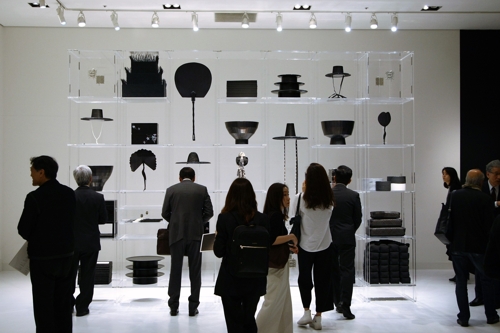 韓国文化院開院４０周年記念特別企画展「２０１９韓国工芸の法古創新～水墨の独白」は６月１１日まで開催される＝９日、東京（聯合ニュース）