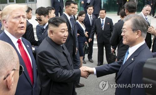 金正恩氏　板門店で文大統領の手取り「ありがとう」＝韓国高官が裏話紹介