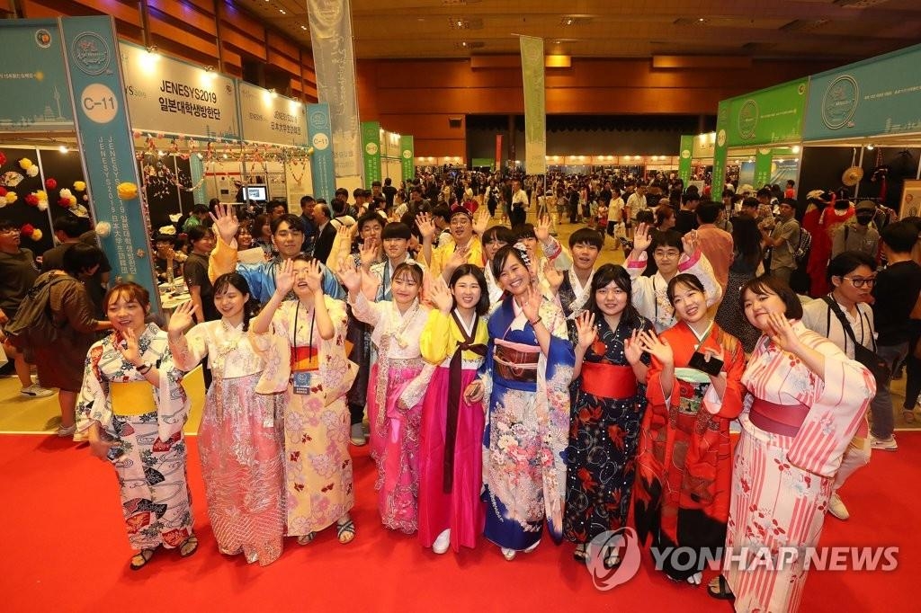 両国の伝統衣装を着たボランティアスタッフたちが、韓日交流おまつりの会場を彩った＝１日、ソウル（聯合ニュース）